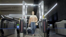 大阪地鐵在世博會期間，推行「無票閘口」服務，採取刷臉通關。(圖/翻攝大阪地鐵官網)