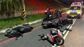 新北市三重區重新堤外道路，18日晚間發生追撞車禍。（圖／翻攝畫面）