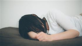 強壓床掀裙逞獸欲　國小校長猥褻他校女師