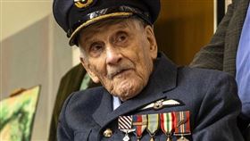 參與過第二次世界大戰期間不列顛戰役的最後1名在世飛行員海明威（John Hemingway）17日辭世，享壽105歲。 (圖／擷自維基百科)