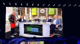 黃仁勳主題演說前驚喜現身