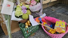 民眾悼念男童疑遭虐死（3）1歲男童疑遭保母虐死案引發社會譁然，民眾近期自發性在網路舉辦「剴剴對不起」行動，號召大家前往台北市政府大門口等指定區域以卡片、放花束方式悼念，有人寫下「把悲傷留給我們，帶著祝福在天(皋羽)翔」。中央社記者陳怡璇攝  113年3月18日