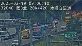 木柵交流道今（19）日一早發生離譜車禍。（圖／翻攝自國道即時影像）