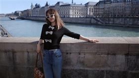 蔡依林在巴黎參加時裝周，把握空檔時間到街頭散步。（圖／翻攝自蔡依林微博）