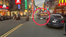 2人倒地後雙雙掛彩，場面相當混亂。（圖／翻攝畫面）