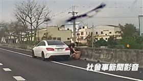 國道一號，豐原，路肩，黑衣男毆打女生，拉扯(圖／翻攝自社會事新聞影音)