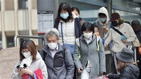 強烈冷氣團影響  天氣寒冷（2）中央氣象署表示，強烈冷氣團影響18日各地天氣寒冷，夜間清晨中部以北及宜蘭低溫僅攝氏11、12度，其他地區13到15度，北部地區局部低溫來到10度左右或以下。圖為台北市中正區民眾穿著保暖衣物。中央社記者張皓安攝  114年3月18日