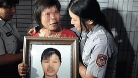 小玉的母親拿著愛女遺照，在法院痛斥凶手喪盡天良。（東森新陣提供）