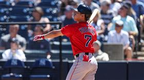 ▲吉田正尚炸裂熱身賽首轟，豪邁爽棒後才開始繞壘。（圖／路透社／達志影像）