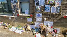 英國禁養比特犬  民眾為警方當街槍殺犬隻請命英國禁養比特犬。2023年5月，在東倫敦一處運河旁發生2隻與比特犬血緣相近的斯塔福郡鬥牛(?+更)犬攻擊其他寵物犬並導致飼主受傷的事件，警方當場射殺2隻鬥牛(?+更)犬，引發輿論不滿，民眾並在事發現場為遭射殺犬隻設置紀念區請命，其中可見標語「狗命也是命」（Dog Lives Matter）。攝於2023年6月。中央社記者陳韻聿倫敦攝  114年3月19日