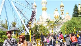 ▲業者配合大選推出返鄉投票優惠。（圖／六福村主題遊樂園提供）
