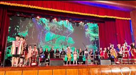 台北扶輪社70周年慶典全體社員合照
「台灣文化獎」，今年表揚合唱文化，並請原聲國際學院合唱團登台表演