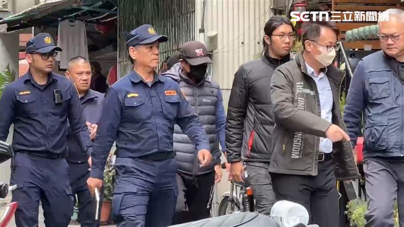 檢警今天帶著被害家屬（羽絨背心者）一同回到凶宅現場。（圖／記者簡榮良攝影）