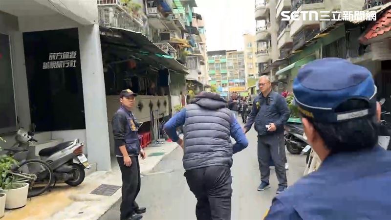 家屬發現張介宗準備上車，立刻以百米衝刺的速度要上前爆打嫌犯，但最後被警方攔下。（圖／記者簡榮良攝影）