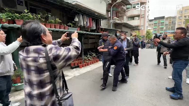 家屬發現張介宗準備上車，立刻以百米衝刺的速度要上前爆打嫌犯，但最後被警方攔下。（圖／記者簡榮良攝影）