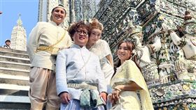 曾子余（左起）、納豆、依依和梁舒涵入境隨俗換上當地傳統服裝。（圖／TVBS提供）
