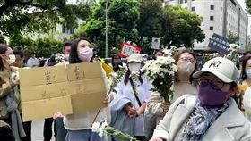 北市保母劉彩萱、劉若琳姊妹虐死1歲男童剴剴，台北地院今天（19日）下午第4次開庭，有民間團體發起「虐童致死」應修法加重刑責聯署活動，並號召民眾到場聲援，今天中午約有300多位民眾集結在捷運西門町站出口，大喊「虐童致死唯一死刑」，並持布條「惡魔保母請予死刑」、「虐童人魔罪大惡極，無可教化應處極刑」陳情。（圖／記者楊忠翰攝影）