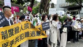 北市保母劉彩萱、劉若琳姊妹虐死1歲男童剴剴，台北地院今天（19日）下午第4次開庭，有民間團體發起「虐童致死」應修法加重刑責聯署活動，並號召民眾到場聲援，今天中午約有300多位民眾集結在捷運西門町站出口，大喊「虐童致死唯一死刑」，並持布條「惡魔保母請予死刑」、「虐童人魔罪大惡極，無可教化應處極刑」陳情。（圖／記者楊忠翰攝影）