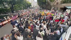 北市保母劉彩萱、劉若琳姊妹虐死1歲男童剴剴，台北地院今天（19日）下午第4次開庭，有民間團體發起「虐童致死」應修法加重刑責聯署活動，並號召民眾到場聲援