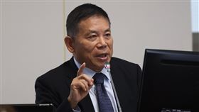 國發會主委劉鏡清立院報告備詢國家發展委員會主委劉鏡清（圖）24日在立法院經濟委員會指出，人口問題相當嚴峻，會影響未來繳稅、消費以及勞動力，政府現在有3件事情要努力，首先是協助養育，第2是讓結婚的人早點取得社宅，或以優惠條件租到社宅，第3是解放他們照顧父母的壓力。中央社記者吳家昇攝  113年10月24日