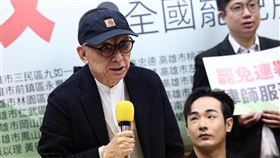 全國罷免服務站成立　曹興誠致詞「勇敢TEAM你」全國罷免服務站成立記者會17日在台北舉行，聯電創辦人曹興誠（前左）表示，藍白立委掌控的國會，所立的法不管是用意或手段，都是接受中共指使，若這次大罷免不成功，台灣很快就香港化，若要扭轉局面，只有靠這次大罷免。中央社記者翁睿坤攝　114年3月17日