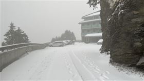 登山團攀登奇萊山，其中一名山友死亡，搜救小組因風雪被阻，持續救援中。（圖／翻攝畫面）