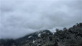 登山團攀登奇萊山，其中一名山友死亡，搜救小組因風雪被阻，持續救援中。（圖／翻攝畫面）