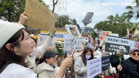 ▲500名網路媽媽到法院門口聲援剴剴案。（圖／記者楊忠翰攝影）