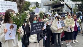 ▲500名網路媽媽到法院門口聲援剴剴案。（圖／記者楊忠翰攝影）