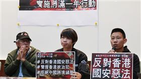 在台港人召開香港基本法23條滿週年記者會（1）在台港人團體香港邊城青年與多個民團19日上午在立法院中興大樓召開「香港基本法23條實施將滿一年記者會」。銅鑼灣書店店長林榮基（左起）、香港邊城青年秘書長馮詔天、在台港人湯偉雄等人出席。中央社記者李雅雯攝  114年3月19日