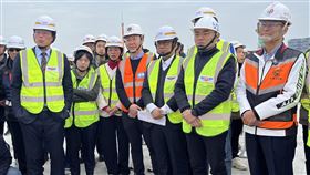 考察淡江大橋  藍綠白立委同場關心立法院交通委員會19日考察淡江大橋工程，民進黨立委蘇巧慧（前左3）、國民黨立委洪孟楷（前右2）及民眾黨立委黃國昌（前左）出席，聽取簡報，關心工程進度。中央社記者趙敏雅攝  114年3月19日