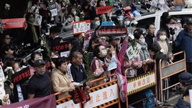 保母虐童案開庭  民眾集結聲援（3）台北市劉姓保母姊妹涉虐死1歲男童「剴剴」，台北地方法院19日下午第4次開庭，北院外集結大批聲援民眾，高喊「惡魔保母、唯一死刑」等口號。中央社記者趙世勳攝  114年3月19日