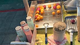 一家地瓜球攤的老闆由於要去補貨，便讓攤位暫時「自助」。（圖／翻攝自Threads）

