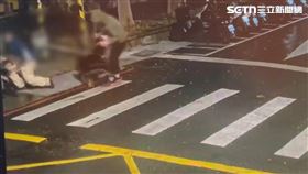 北市羅威納未牽繩戴嘴套，撲咬路人及犬隻，飼主挨告遭起訴。（圖／翻攝畫面）