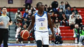 ▲亞洲盃資格賽外卡台灣對關島，阿巴西持球進攻。（圖／記者劉彥池攝影）