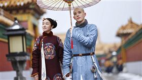 李蘭迪（左）和王安宇在《夢回》穿越時空蜜戀。（圖／八大提供）