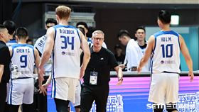 ▲亞洲盃資格賽外卡台灣對關島，總教練圖齊和胡瓏貿擊掌。（圖／記者劉彥池攝影）