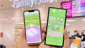 即日起至4/29，全台4,300間「全家」店舖將化身《Pikmin Bloom》特殊地點，玩家們只要走進「全家」就能夠獲得專屬遊戲道具「金色花苗」。（圖／品牌業者提供）