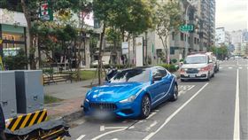 高雄男駕駛瑪莎拉蒂，下車時突遭人當街毆打。（圖／翻攝畫面）　