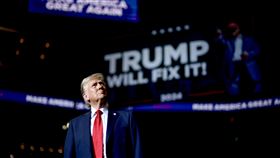 美聯儲鮑爾暗示，利率不需要調整修正，反倒是美國總統川普的關稅政策才令人擔心。（圖／翻攝Trump的X）