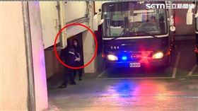 ▲北院首度提訊京華城案4名被告，應曉薇、沈慶京搭乘囚車抵達北院。（圖／翻攝畫面）