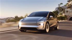 ▲特斯拉車輛頻遭攻擊，影響保費調漲。（圖／翻攝TESLA網站）