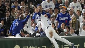 ▲前NFL四分衛在孟西（Max Muncy）面前沒收飛球。（圖／美聯社／達志影像）