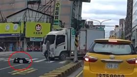 台南,行人地獄,路口,成功路,斑馬線,翻攝爆廢公社