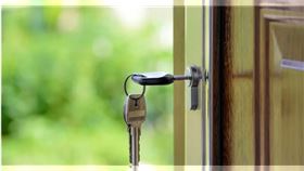 原PO表示，最近剛買第二間房，打算出租投資，但婆家想讓公公住。（示意圖／Pexels）