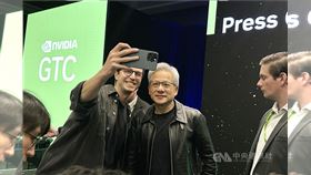 ▲黃仁勳：輝達不只製造晶片 已成為AI基礎設施公司
2025/3/20 10:13（3/20 10:21 更新）
輝達執行長黃仁勳在GTC大會記者會多次強調「輝達已經轉型」，不再只是賣晶片，已成為AI基礎設施公司。中央社記者張欣瑜聖荷西攝。（圖／中央社） 