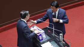 謝龍介質詢  送衛生紙給卓榮泰國民黨立委謝龍介（右）18日在立法院質詢指出，自己去台南勘災，災民告訴他，行政院長卓榮泰（左）說藍白砍預算，連衛生紙都沒得買，特別要他把這些衛生紙帶來給行政院和監察院使用。中央社記者裴禛攝  114年3月18日