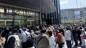 LaLaport今天中午12:30開幕，目前已有眾多民眾等候在外，等候進場血拚。(圖/記者李育道攝影)