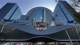 台北市最大的購物中心「南港LaLaport」今（20）日12:30正式開幕。（圖／記者鄭孟晃攝影）