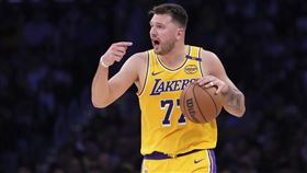▲東契奇（Luka Doncic）火力解放，單節就轟下21分，最後繳出全場最高31分。（圖／美聯社/達志影像） 